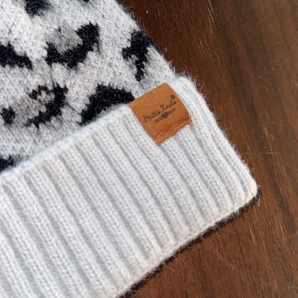 Britt’s Knits hat Snow Leopard Pom pom furry Gray Black NEW stretch one size - Picture 2 of 3